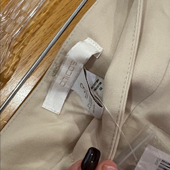 Chico’s Smooth Stretch Beige Bermuda Knee-Length Shorts Sz 3/XL - Picture 5 of 9